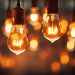Viele Leuchtmittel hängen von der Decke und machen ein orang-gelbes Licht in einem dunklen Raum