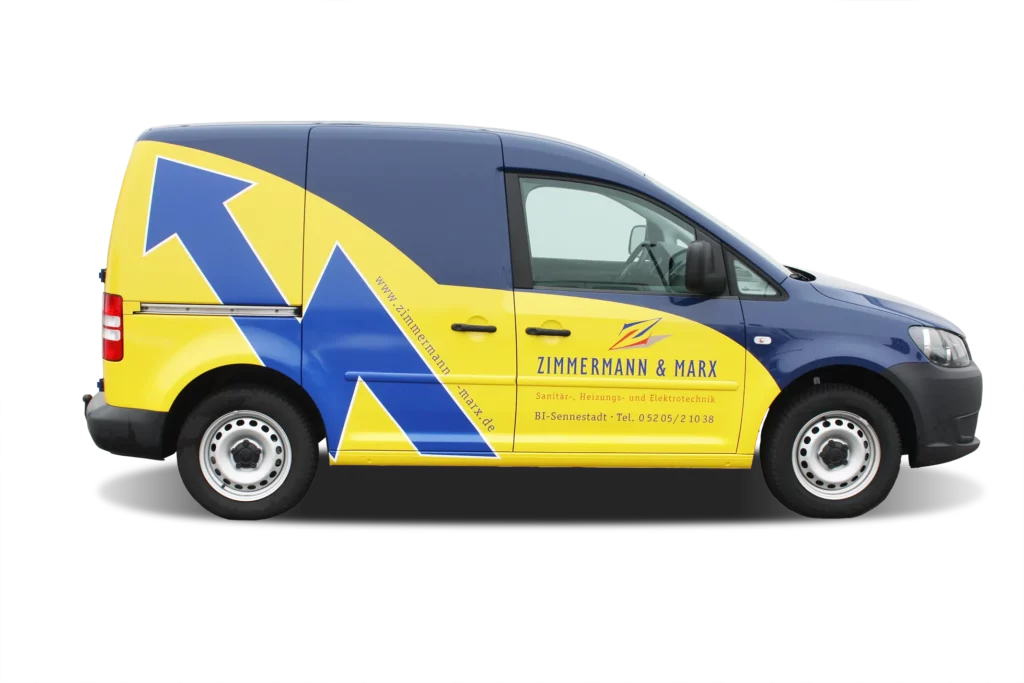 Ein blau-gelber Firmenwagen von Zimmermann & Marx mit Logo und Kontaktdaten