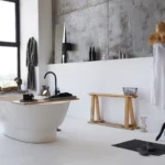 Weißes Badezimmer mit einer weißen freistehenden Badewanne und einem großen Fenster