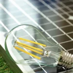 Auf einem Solarpanel liegt ein Leuchtmittel